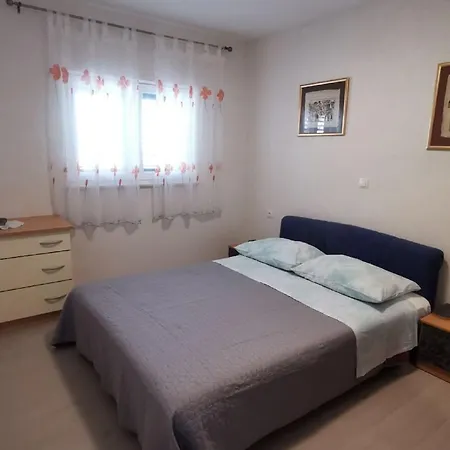 Nera St - Two-bedroom With Sea View *